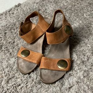 Tao’s footwear tan gold button sandals size 39 leather